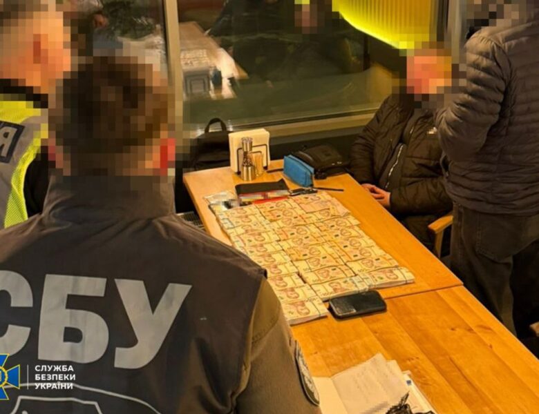 Посадовця КМДА викрили на “відкатах” за постачання обладнання до шкіл