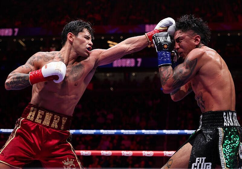 Повна перевага Гарсії у бою з Барріосом – відео