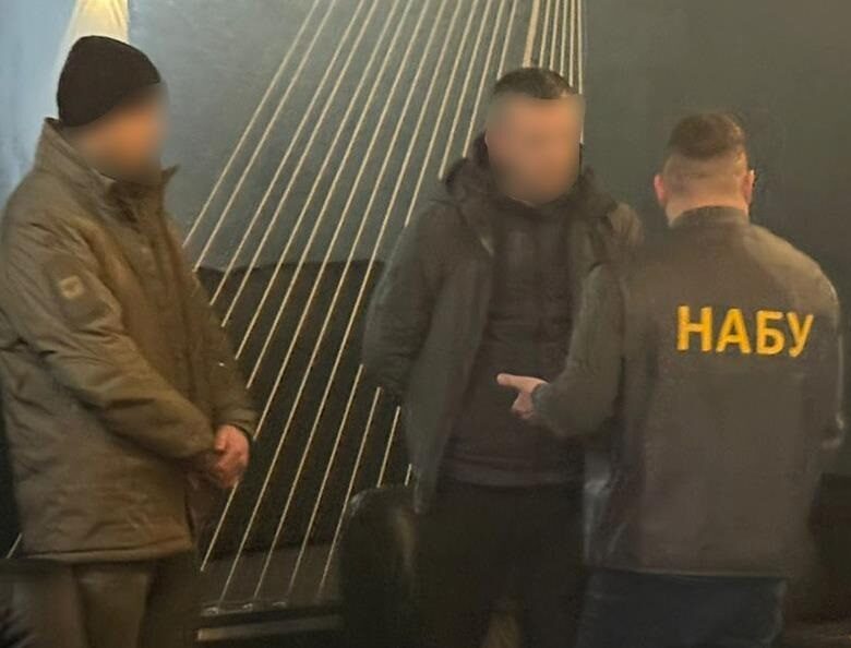 Працівника СБУ затримали під час одержання $68 тисяч хабаря