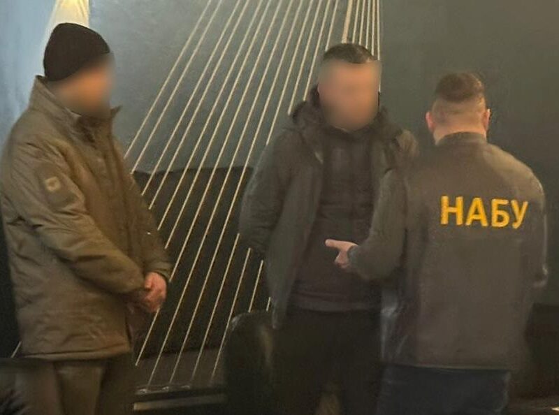Працівника СБУ затримали під час одержання $68 тисяч хабаря