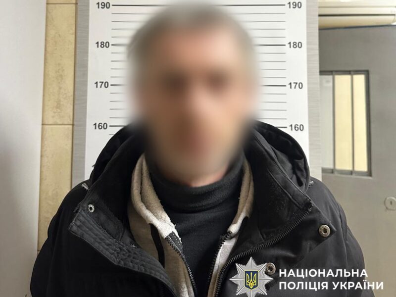 Працівники автомийки у Києві “обчистили” клієнтку під час тривоги