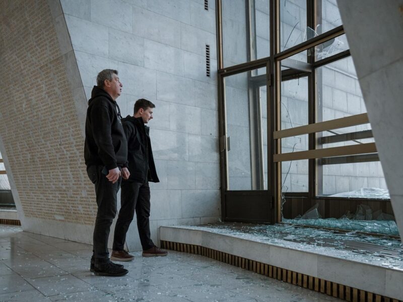 РФ пошкодила зал слави у підніжжі монумента Батьківщина-мати в Києві