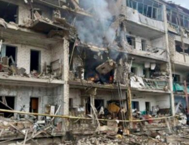 РФ вдарила авіабомбами по багатоповерхівці під Запоріжжям: є поранені