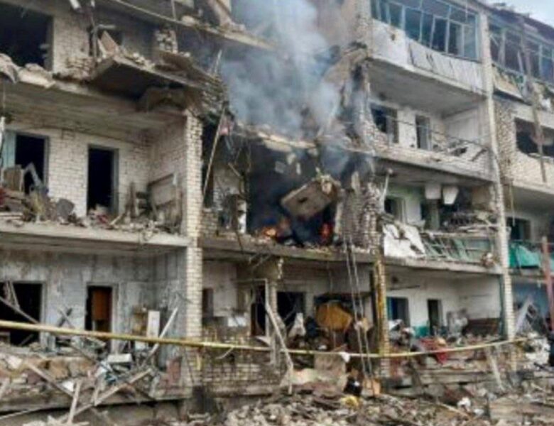 РФ вдарила авіабомбами по багатоповерхівці під Запоріжжям: є поранені