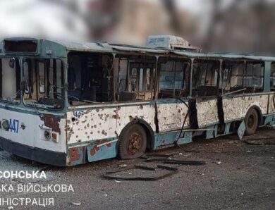 РФ вдарила по Херсону: пошкоджені 12 тролейбусів