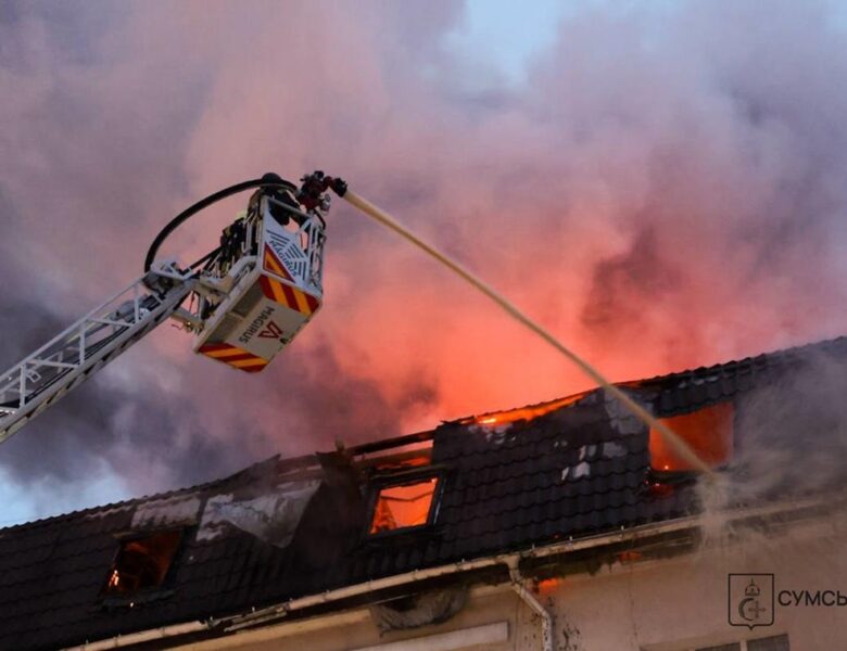 Росіяни вдарили по готелю у центрі Сум