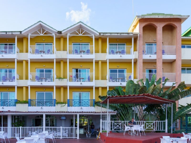 Російських туристів почали виселяти з готелів на Кубі