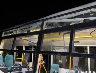 Російський дрон вдарив по маршрутці в Хероні, є поранені