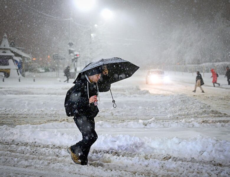 Румунію накрили снігопади: тисячі людей без світла