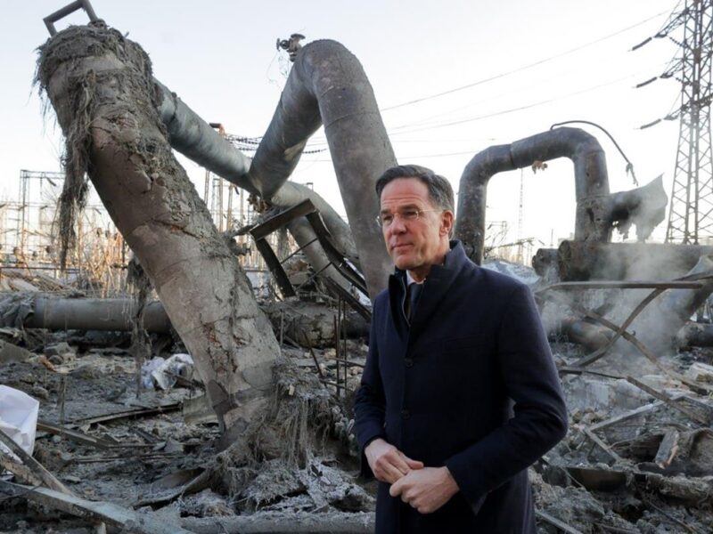 Рютте показали наслідки удару Росії по ТЕЦ в Києві