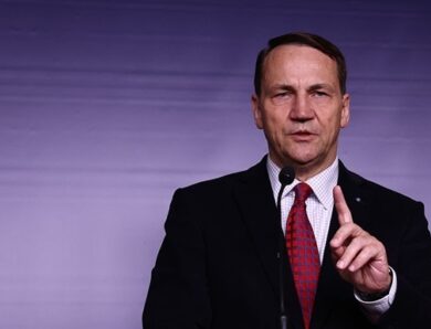 Сікорський: Європа платить за війну і має брати участь у переговорах