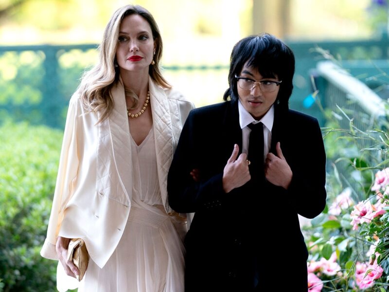 Син Джолі й Пітта відмовився від прізвища зіркового батька