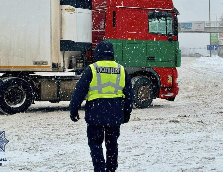 Слизькі дороги та сніг: від початку доби сталися 785 ДТП