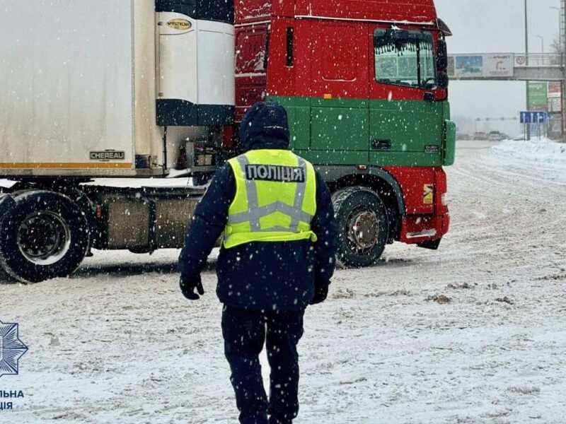 Слизькі дороги та сніг: від початку доби сталися 785 ДТП