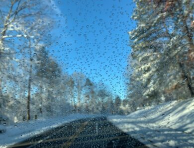 Сніг, дощ і ожеледиця: синоптики про погоду в Україні
