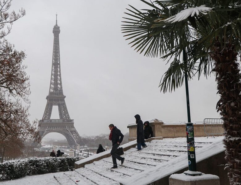Снігопад у Парижі призвів до скасування рейсів