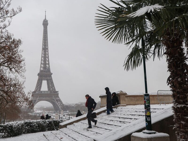 Снігопад у Парижі призвів до скасування рейсів
