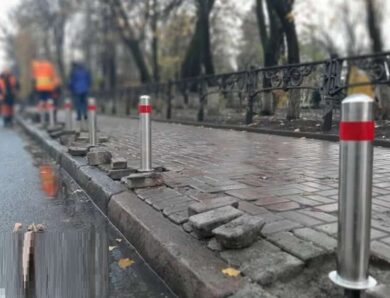 Справа на 1,4 мільйона начальника Подільського ШЕУ судитимуть за закупівлю бракованих стовпчиків