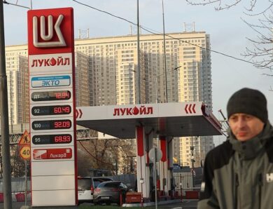 США сповільнили продаж активів Лукойлу для тиску на Росію – ЗМІ