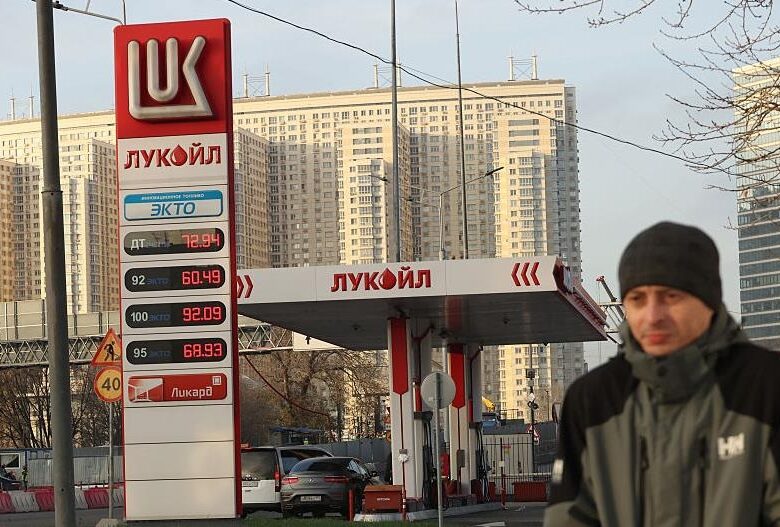 США сповільнили продаж активів Лукойлу для тиску на Росію – ЗМІ