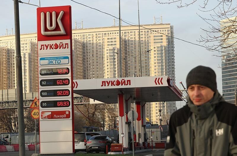 США сповільнили продаж активів Лукойлу для тиску на Росію – ЗМІ