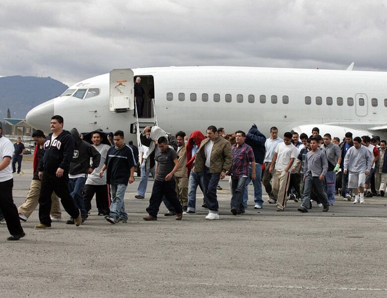 США витратили понад $40 млн на депортацію 300 мігрантів до чужих країн