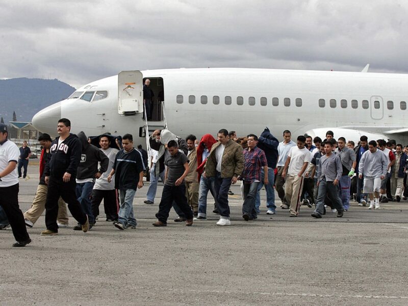 США витратили понад $40 млн на депортацію 300 мігрантів до чужих країн