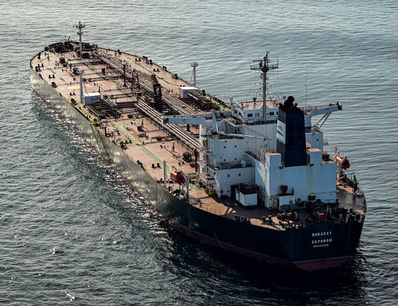 Танкери з російською нафтою дрейфують біля Китаю