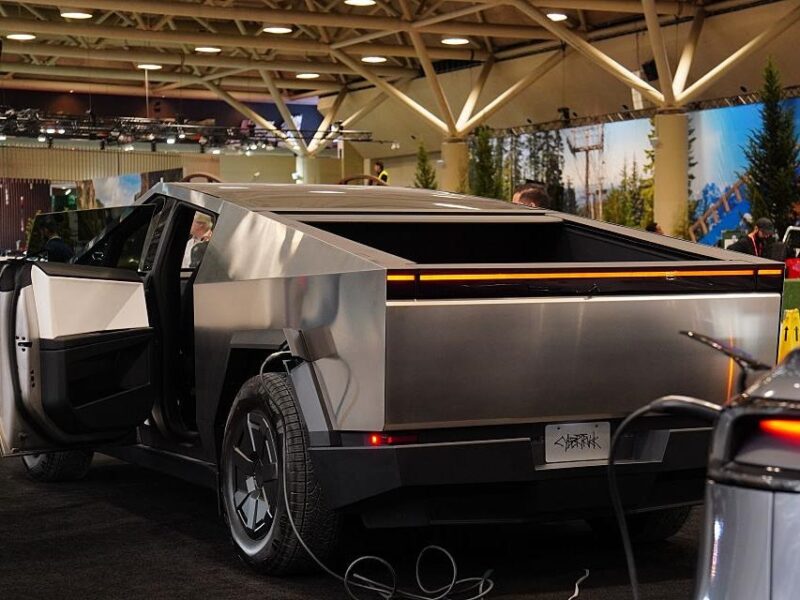 Tesla презентувала найдешевший варіант Cybertruck