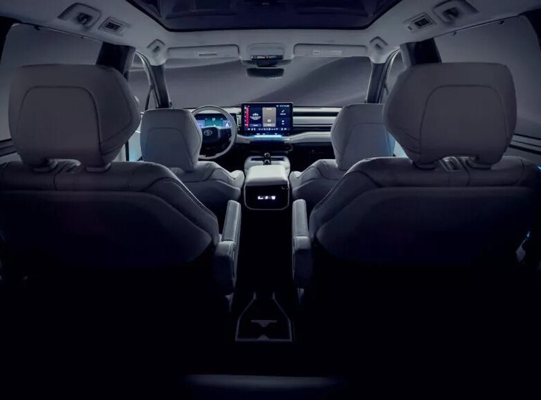 Toyota тизерить новий трирядний кросовер