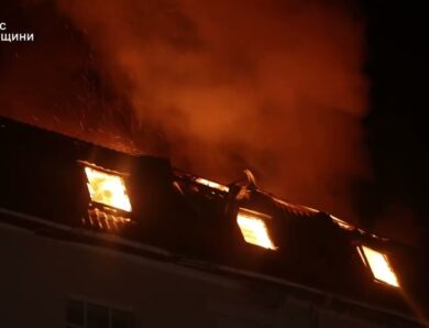 Суми: росія завдавла ударів по готелю – під час ліквідації пожежі відбулася повторна атака