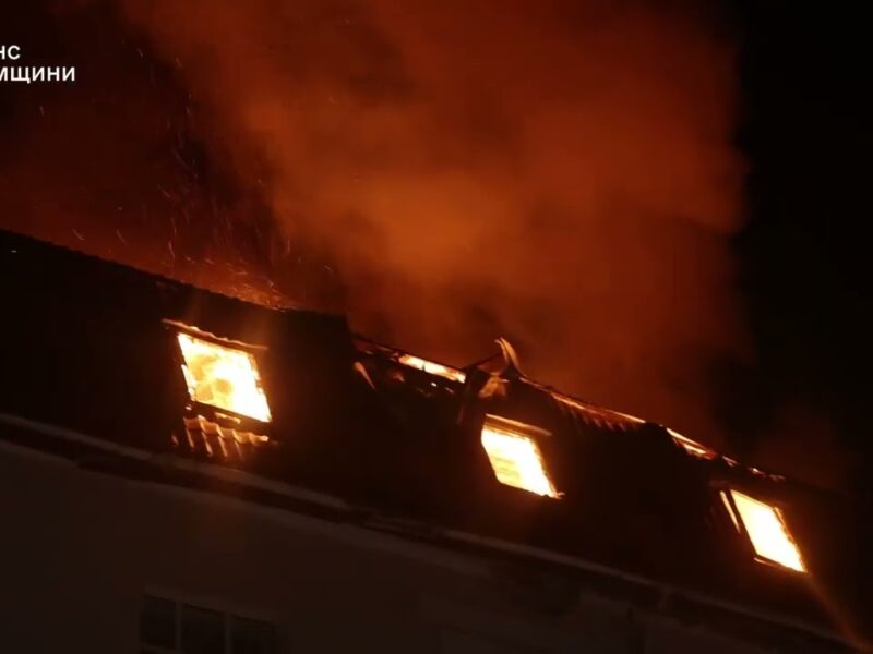 Суми: росія завдавла ударів по готелю – під час ліквідації пожежі відбулася повторна атака