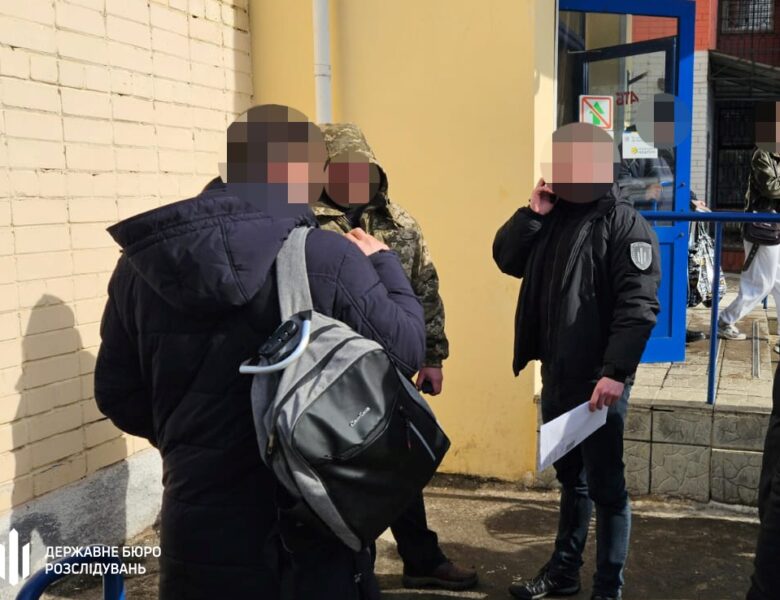 У Дніпрі посадовець ДМС оформлював ухилянтам “статус іноземця”