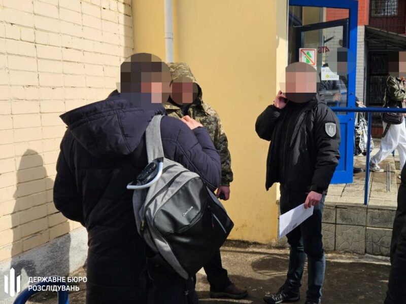 У Дніпрі посадовець ДМС оформлював ухилянтам “статус іноземця”