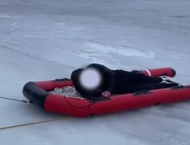 У Києві двоє підлітків провалилися під лід