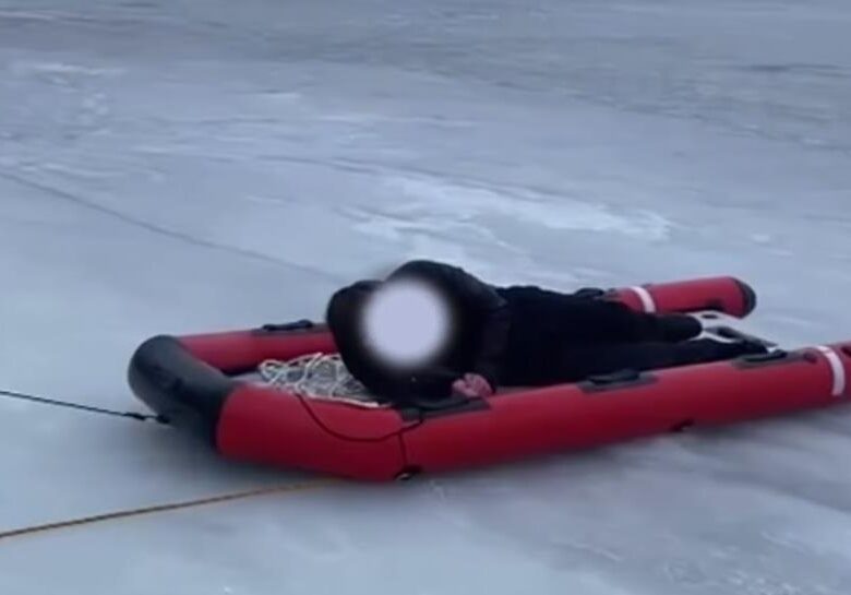 У Києві двоє підлітків провалилися під лід