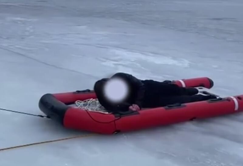 У Києві двоє підлітків провалилися під лід