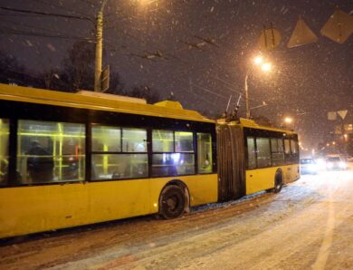 У Києві поступово відновлюють рух трамваїв і тролейбусів