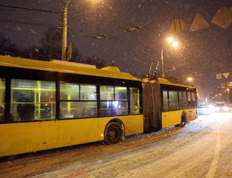 У Києві поступово відновлюють рух трамваїв і тролейбусів