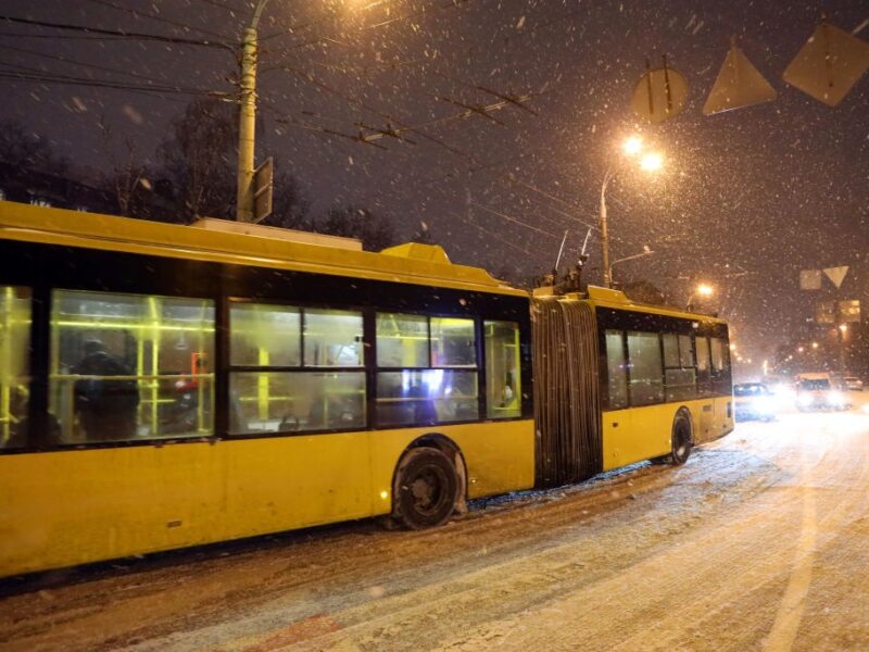 У Києві поступово відновлюють рух трамваїв і тролейбусів