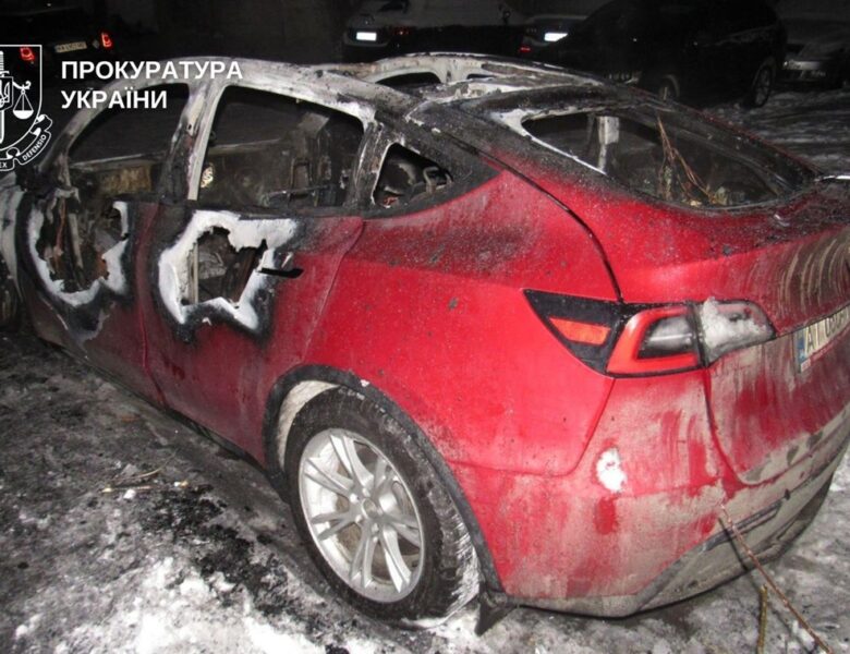 У Києві спалили автомобілі Tesla на замовлення РФ