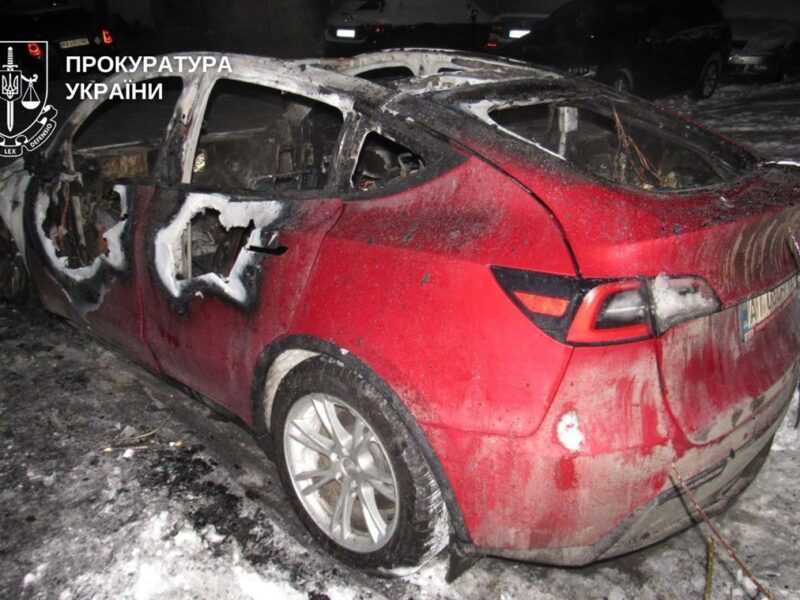 У Києві спалили автомобілі Tesla на замовлення РФ