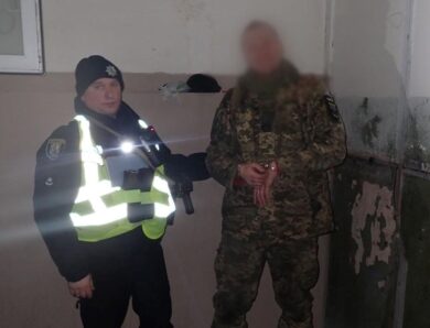 У Києві затримали військовослужбовця, який напав з ножем на двох людей