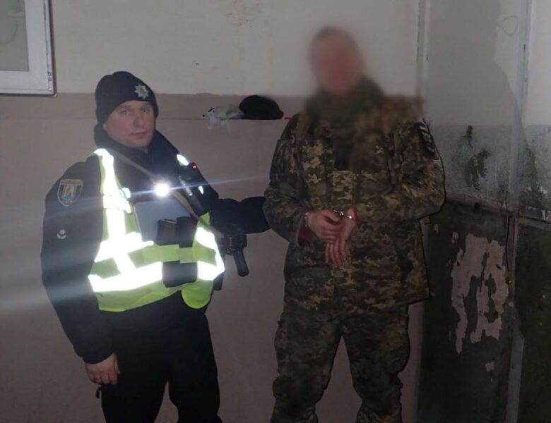 У Києві затримали військовослужбовця, який напав з ножем на двох людей