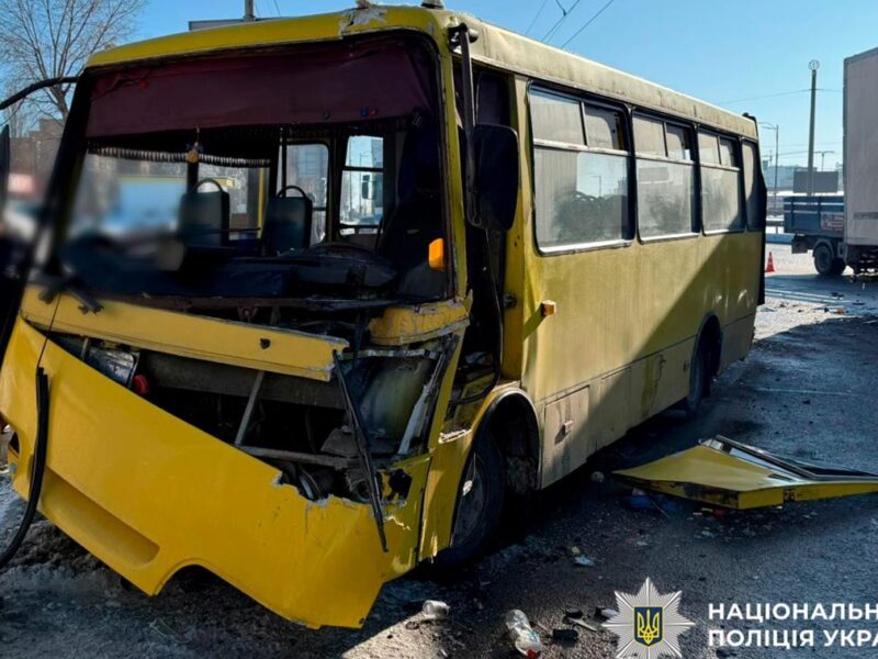 У Києві зіткнулися маршрутка та фура