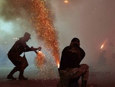 У Рівному невідомі запустили салюти у річницю вторгнення РФ