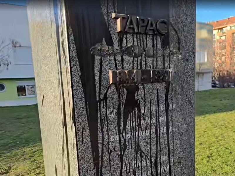 У Сербії невідомі облили фарбою пам’ятник Шевченка