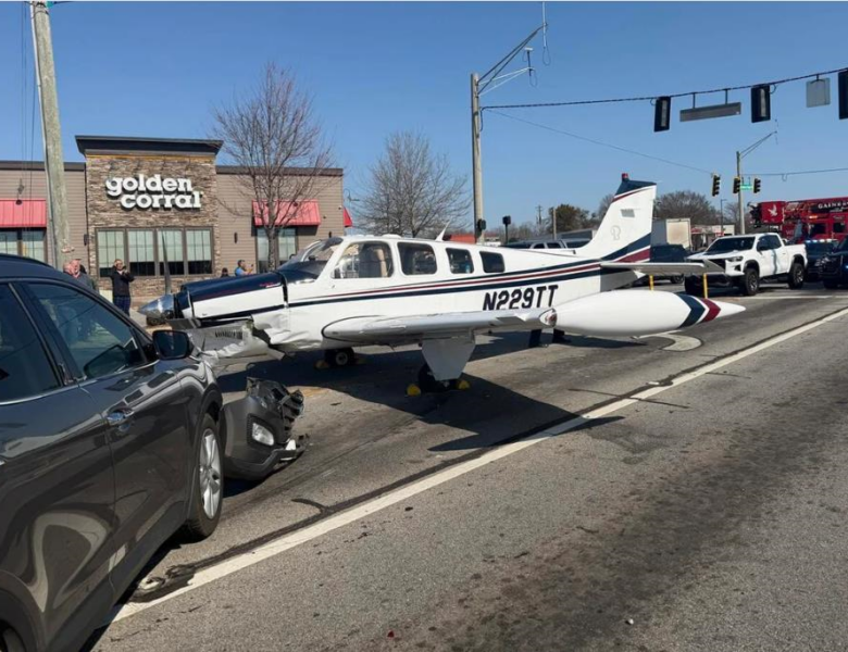 У США літак сів на міське шосе