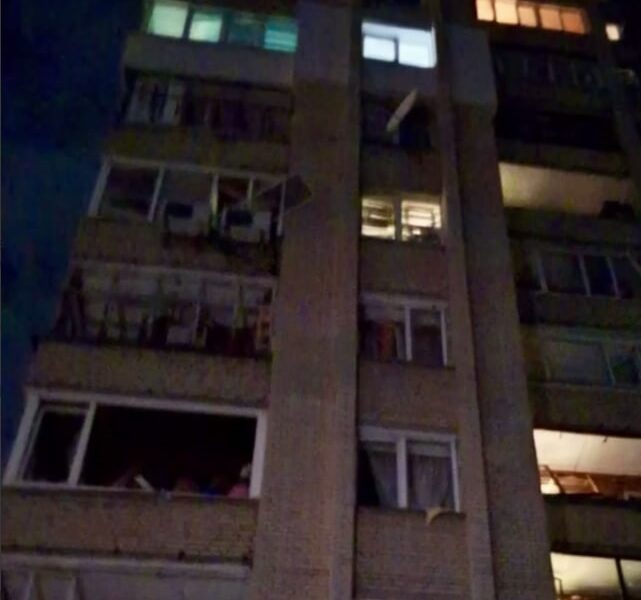 У Сумах дрон Герань ударив у двір багатоповерхівки