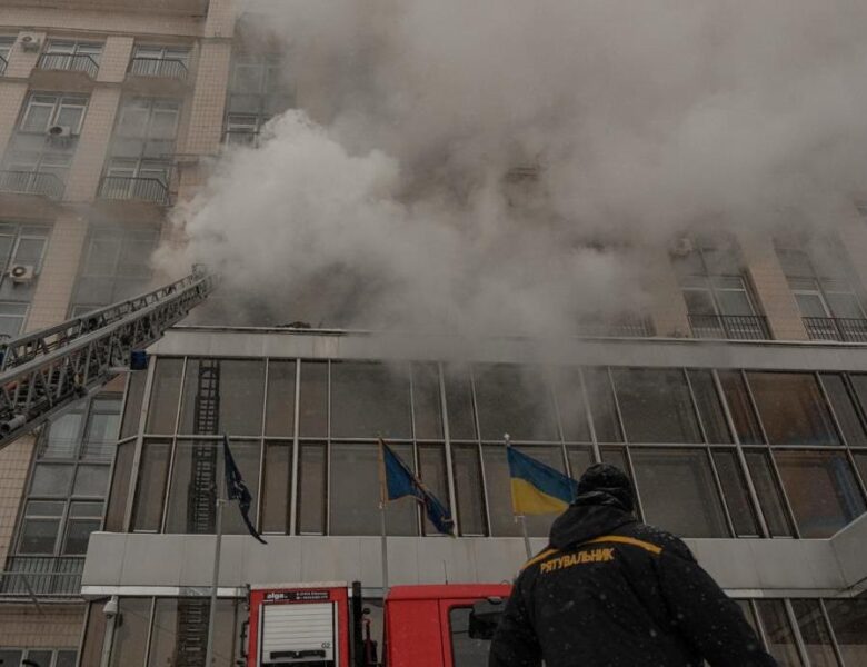 У центрі Києва спалахнула пожежа в готелі